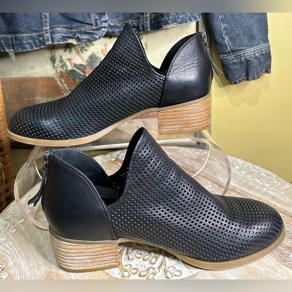 EUC Sofft Black Perforated Leather Ankle Bootie w/ V Notch Size: 8.5 - Picture 3 of 12